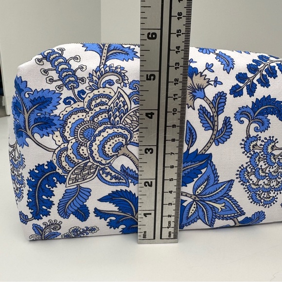 Two Sided Pattern Estée Lauder Makeup Travel Clutch - Picture 4 of 11